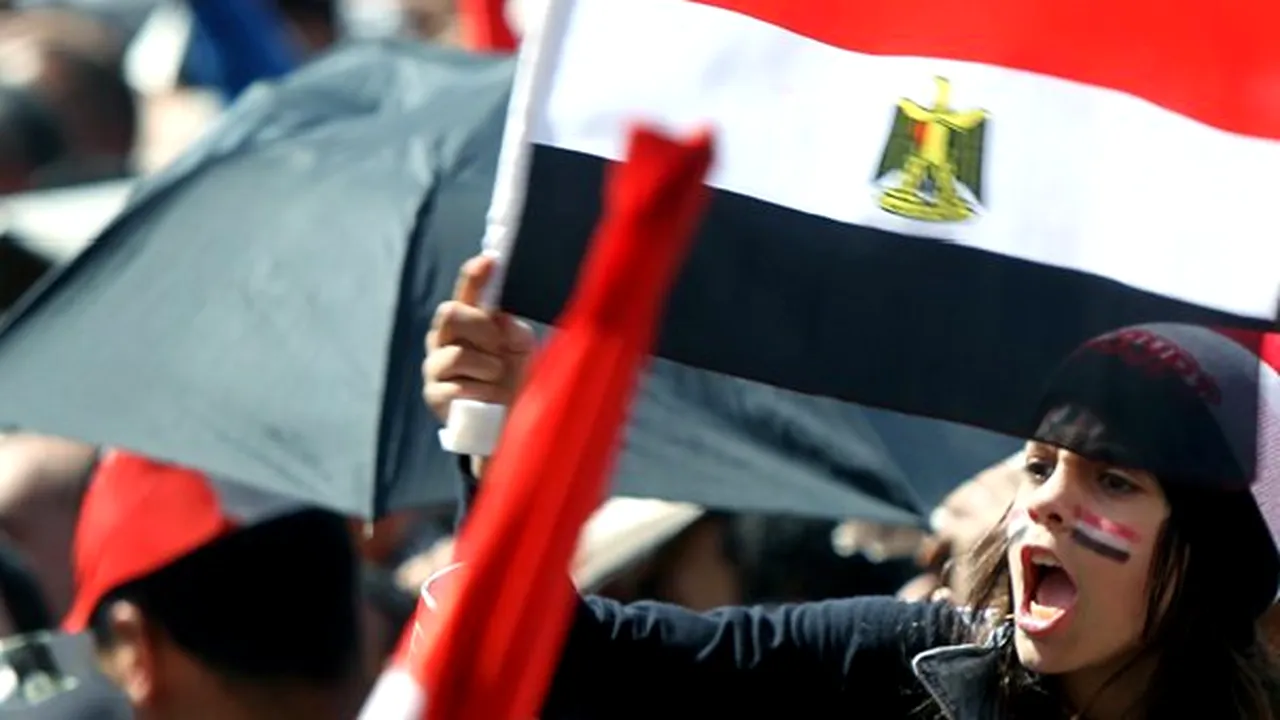 Sute de manifestanţi, atacaţi în Piaţa Tahrir din Cairo - VIDEO