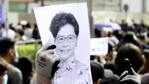 Carrie Lam avertizează tinerii protestatarii să nu încalce principiul „o ţară, 2 sisteme