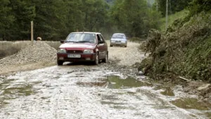 Drumul distrus de viitură în Moeciu, redat circulaţiei