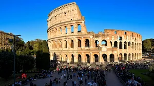 VIDEO Un turist care şi-a scrijelit numele pe Colosseum riscă până la 5 ani de închisoare