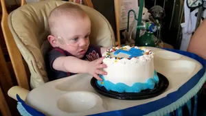 Lupta pentru viaţă, un succes pentru „cel mai prematur” bebeluş din lume. Copilul, născut la doar 5 luni de sarcină, a împlinit un an