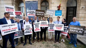 Deputatul USR Stelian Ion, amendat pentru protestul spontan care a avut loc la Ministerul Sănătăţii