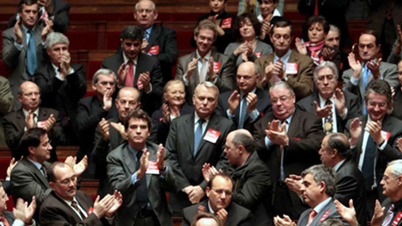 Proteste în Parlamentul francez: Deputaţii socialişti au cântat imnul naţional