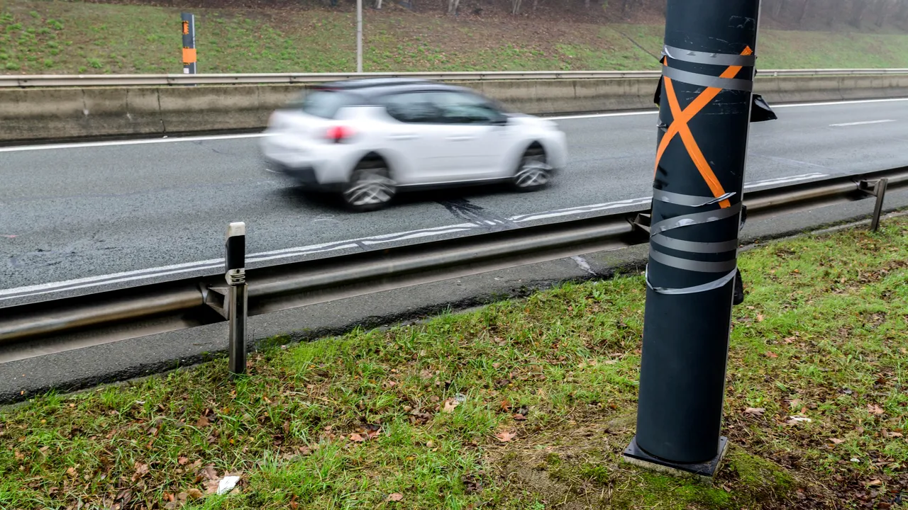 FOTO - „Anarhie” pe un drum public din Franţa, în timpul unui protest al Vestelor Galbene. Radarele de pe marginea drumului, scoase din funcţiune