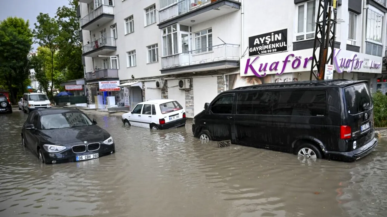 Ankara, sub ape după o ploaie torențială. Meteorologii anunță că ploile continuă
