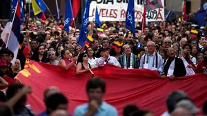 Funeraliile lui Hugo Chavez: Mii de venezueleni îmbrăcaţi în roşu asistă la ceremonie - FOTO