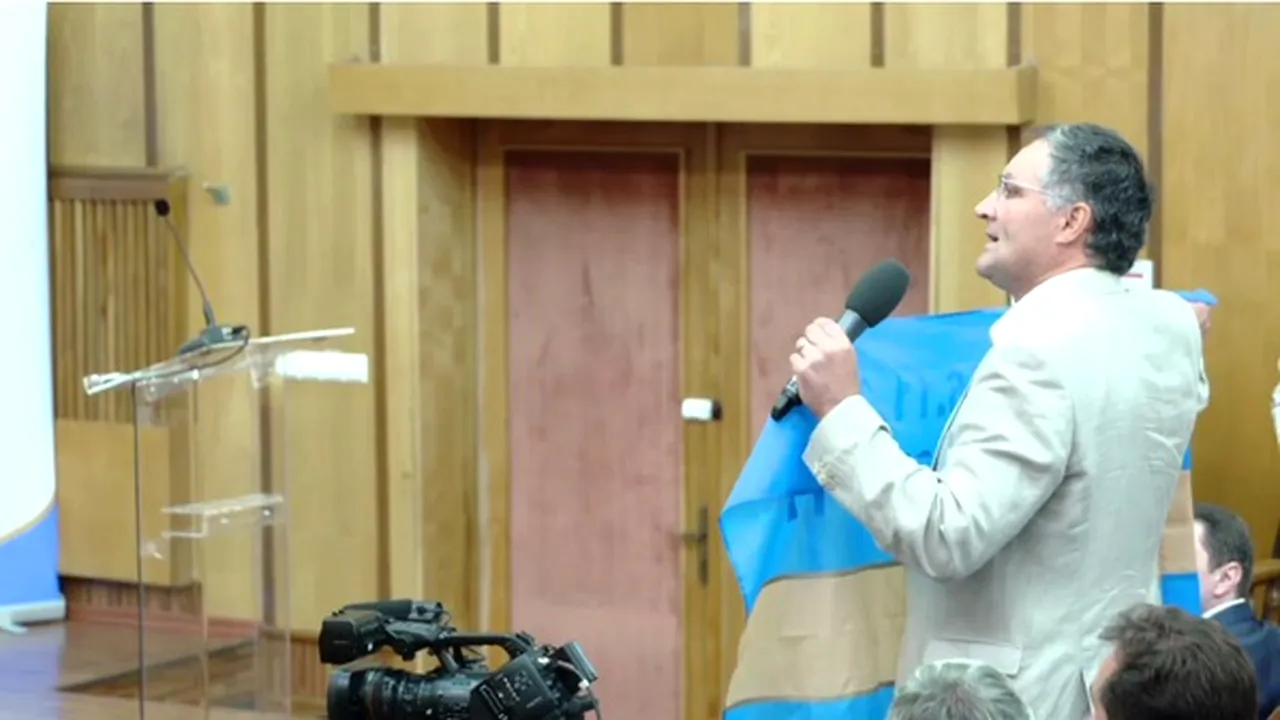 VIDEO Iohannis a fost întâmpinat cu imnul Ţinutului Secuiesc, în vizită în Harghita-Covasna. Reacţia preşedintelui când i s-a dat steagul secuiesc. După eveniment: 