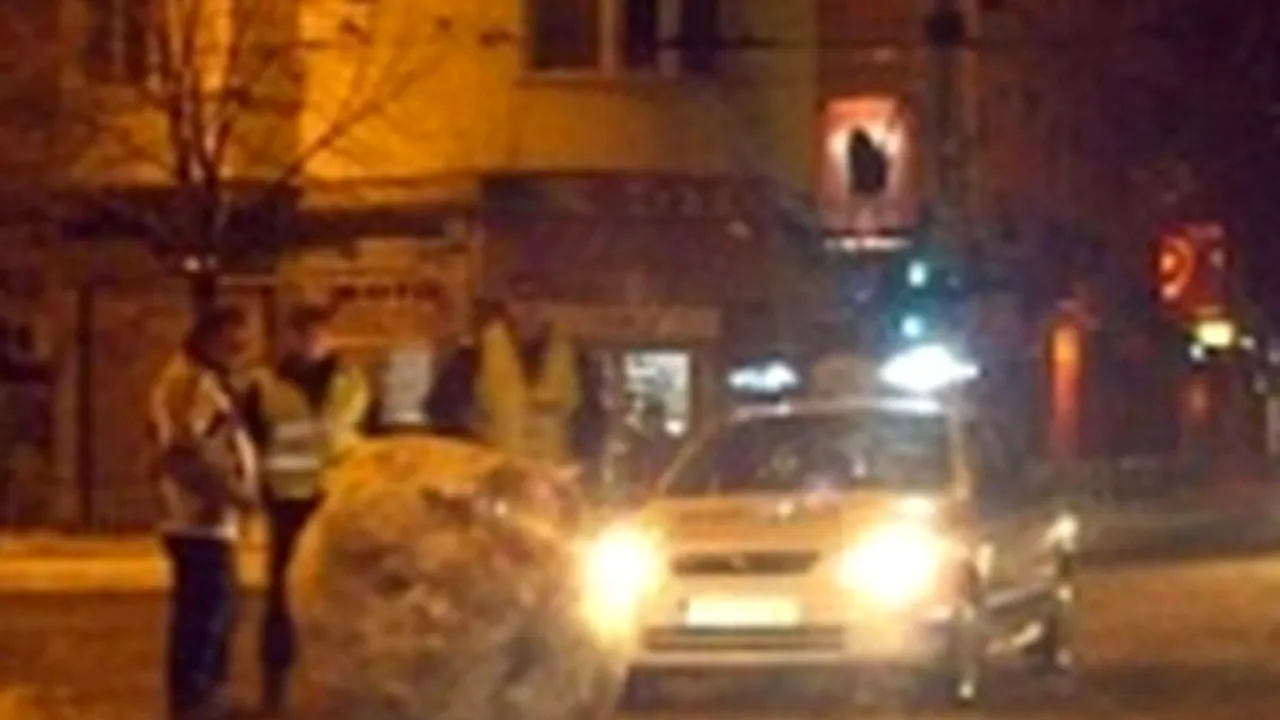 Un bulgăre de zăpadă imens a fost pus în mijlocul unei intersecţii dintr-un oraş bulgar
