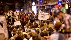 PROTESTELE DIN CAPITALĂ, la a cincea zi: Sute de persoane manifestează împotriva proiectului de la Roşia Montană. Bulevardul Regina Elisabeta a fost BLOCAT