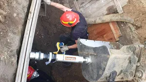 Misiune contra cronomentru în Timiş. Două persoane au fost prinse sub un mal de pământ surpat