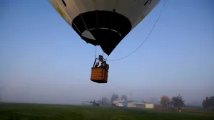 Premieră pentru paraşutiştii Jandarmeriei: salturi de la 4000 de metri, dintr-un balon cu aer cald