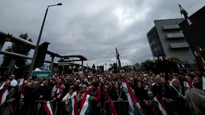Mii de persoane au protestat în faţa sediului televiziunii de stat din Ungaria 