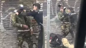 Bastoane de poliţie şi bătăi aplicate unor bărbaţi de culoare neînarmaţi: imaginile care înfuriază Spania

