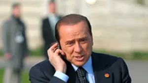Berlusconi a ratat începutul unei ceremonii deoarece vorbea la telefon (Video)