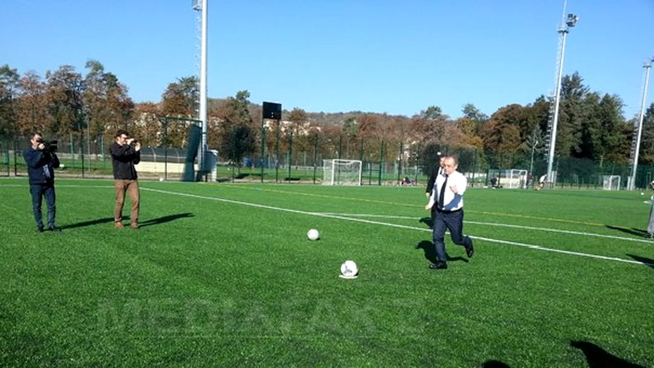 Cluj: Primarul Boc şi prefectul Vuşcan au tras la poarta de fotbal la inaugurarea unui campus sportiv - FOTO
