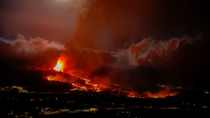 Erupţia vulcanului din La Palma. Aproximativ 7.000 de persoane sunt evacuate de pe insulă. Lava continuă să avanseze