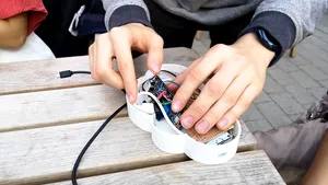 Inovaţie la Cluj: O echipă de liceeni a inventat senzorul care îşi schimbă culoarea în funcţie de calitatea aerului - FOTO