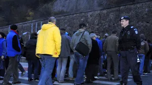 Grevă japoneză la Porţile de Fier I: 150 de oameni participă la protest. Salariile angajaţilor