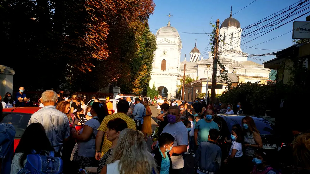 Prima zi de şcoală: Înapoi în sala de clasă, pregătiţi cu ghiozdane şi măşti. 100.000 de elevi vor învăţa, însă, în sistem online