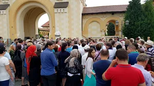 FOTO | Peste 300 de enoriaşi l-au aplaudat pe preotul Pomohaci, audiat la Arhiepiscopia Ortodoxă din Alba Iulia, acuzat că ar fi încercat să corupă sexual un minor/ Pomohaci nu mai poate ţine sluijbe