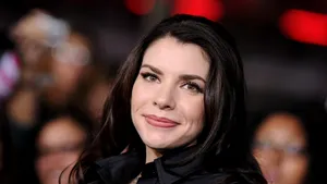 Stephenie Meyer a anunţat lansarea unui nou volum din seria Twilight. Site-ul autoarei a picat la scurt timp