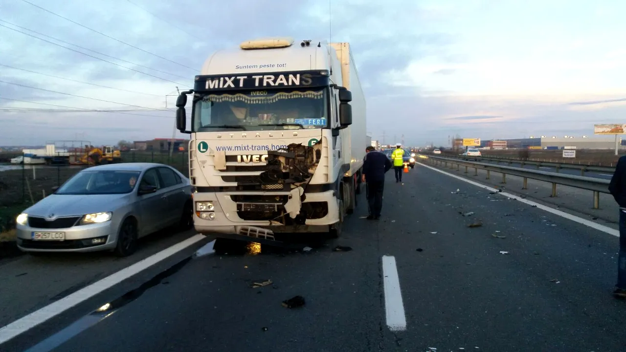 Grav accident pe A1 | Două maşini şi un tir, implicate. Două persoane au fost transportate la spital - FOTO