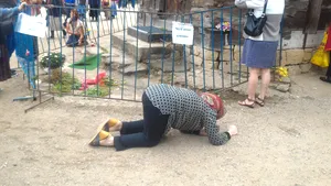 FOTO | SLUJBA de la Nicula. Peste 25.000 de pelerini stau la coadă pentru a se ruga. UPDATE: 130 de persoane, îngrjite de medici pentru dureri de cap
