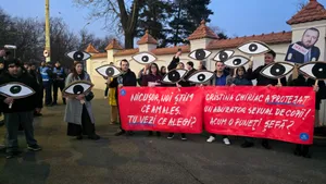 Protest în fața Palatului Cotroceni față de propunerile pentru șefia marilor parchete: „Nicușoare, nu semna, că îngropi Justiția!”/ Nicușor Dan a venit să vorbească cu protestatarii
