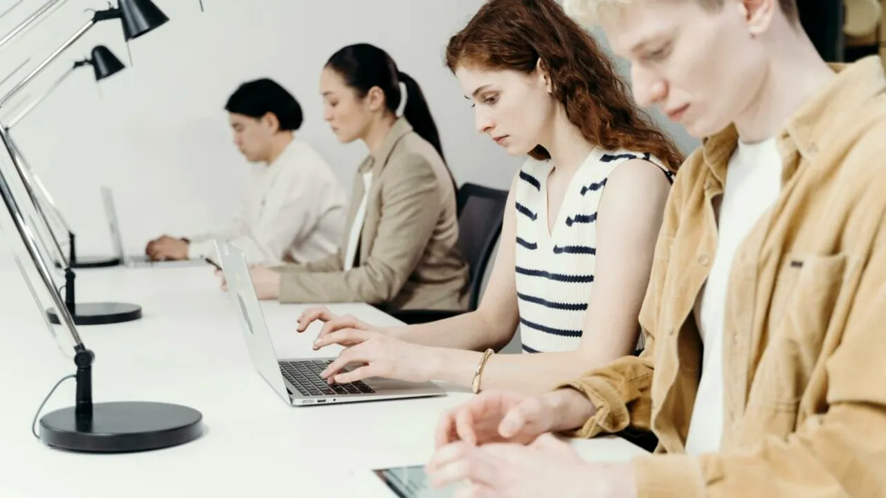 Meta începe concedierea a sute de angajați. AI înlocuiește echipele mari