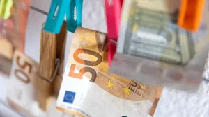 CURS VALUTAR 30 Aprilie. Gramul de aur a scăzut, iar leul s-a depreciat față de euro, dolar și franc elevețian