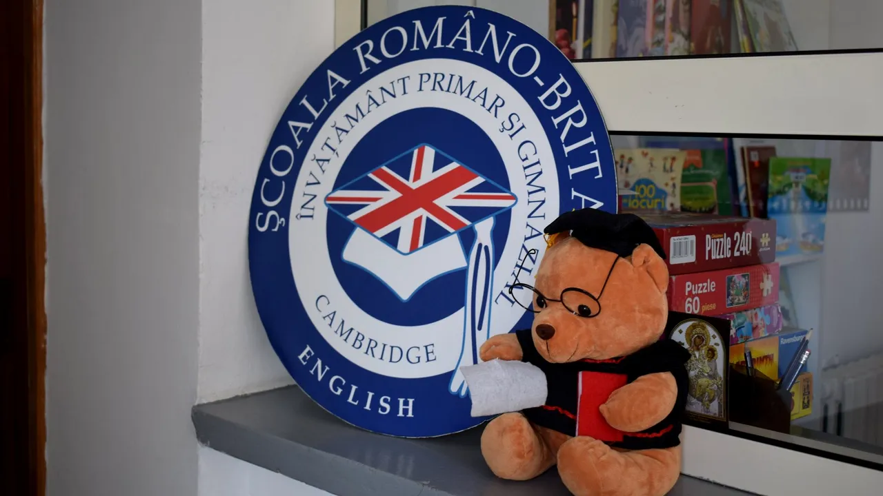 Dai un ban, dar ai copilul în siguranţă. La Şcoala Româno-Britanică din Craiova, elevii primesc măşti şi viziere şi nu ating robinete  