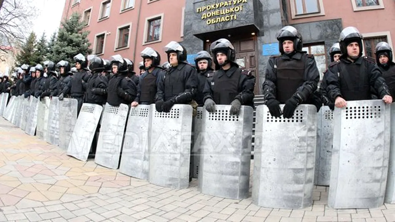 Manifestanţi proruşi au preluat controlul asupra încă unui comisariat în estul Ucrainei