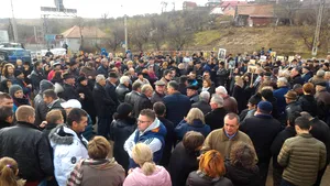 Protest în judeţul Cluj: Peste 300 de oameni au ieşit în stradă nemulţumiţi de amplasarea separatoare de benzi de către CNADNR- GALERIE FOTO, VIDEO