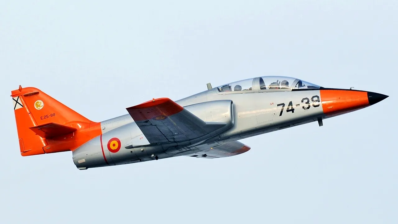 FOTO: Un avion al Forţelor Aeriene din Spania s-a prăbuşit. Pilotul a murit