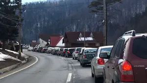 Aglomeraţie pe Valea Prahovei, pe drumul dinspre staţiunile montane spre Bucureşti/  Între Predeal şi Buşteni se circulă cu 10 Km/h | GALERIE FOTO