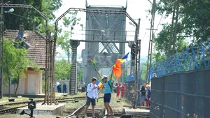 Circa o mie de tineri basarabeni au trecut Prutul la Ungheni, refăcând simbolic 