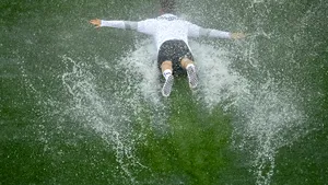 EURO 2020 Inundaţie pe Arena Naţională după ploaia torenţială din Capitală. În loc de antrenament, un fotbalist austriac a făcut plonjoane în bălţi