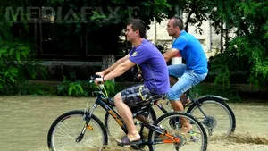 Zeci de locuinţe, gospodării şi subsoluri de spitale şi blocuri, inundate în judeţul Bacău