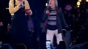VIDEO Moment viral. Greta Thunberg a cântat pe scena celebra piesă a lui Rick Astley „Never Gonna Give You Up” 