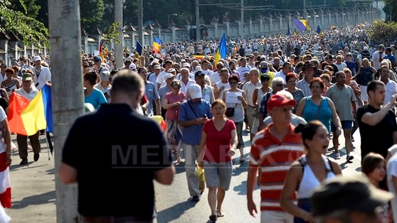 Peste 2.000 de persoane au manifestat pro-Antena 3 în faţa Palatului Cotroceni. Jurnalişti de la alte televiziuni, întâmpinaţi cu ostilitate şi agresaţi - GALERIE FOTO
