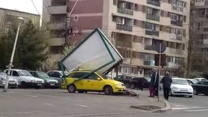FOTO Un craiovean a lovit mai multe maşini parcate şi a doborât un panou publicitar
