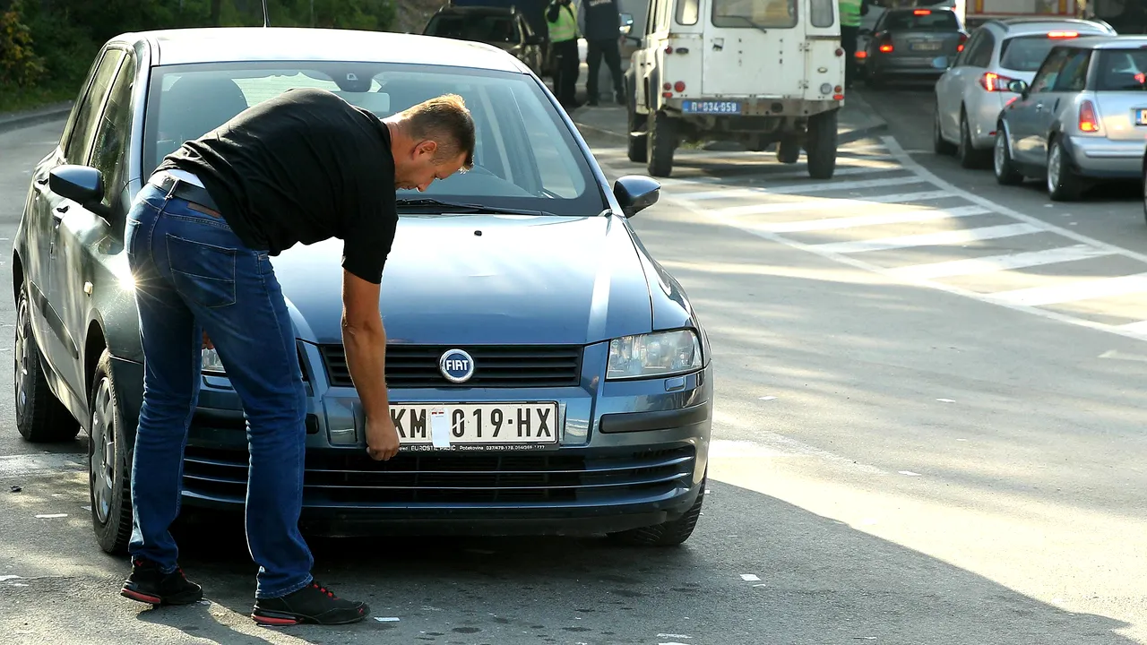 Plăcuţele de înmatriculare au devenit motiv de dispută între Serbia şi Kosovo. Uniunea Europeană atrage atenţia asupra escaladării tensiunilor