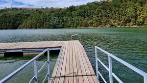 Două persoane, găsite decedate în lacul de acumulare Secu. Pompierii au intervenit cu o barcă și scafandrii