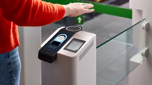 Ţi-ai uitat banii, cardul sau smartphone-ul acasă? Amazon lansează un nou sistem de plată contactless, care te scapă de griji la cumpărături