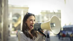 Oamenii vorbesc mai puțin decât acum 20 de ani. Ce arată un nou studiu despre conversații