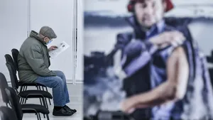 Românii plătesc pentru incompetenţa statului. Cât costă fiecare zi în care vaccinarea cu AstraZeneca bate pasul pe loc