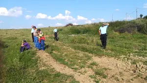 UPDATE: Fetiţa de 2 ani din Bacău, dispărută de acasă, a fost găsită pe un câmp, după 14 ore de căutări. Starea copilei | FOTO