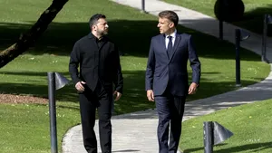 Macron și Zelenski, filmați discutând despre cum plănuiesc să-l „gestioneze” pe Trump