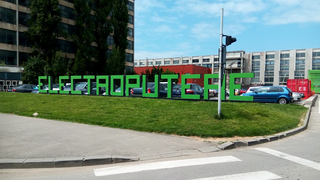 Protest la Electroputere Craiova. Sute de angajaţi au întrerupt lucrul şi cer majorarea salariilor