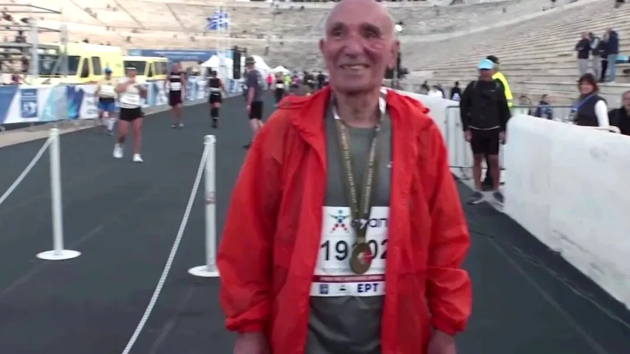 La 88 de ani, alergătorul grec Ploutarchos Pourliakas a terminat cel de-al 12-lea maraton